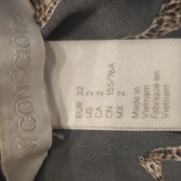 EUC, H&M Conscious Blouse Women's Size 2 Gray Giraffe Print V-Neck Cap Sleev… - Picture 6 of 6